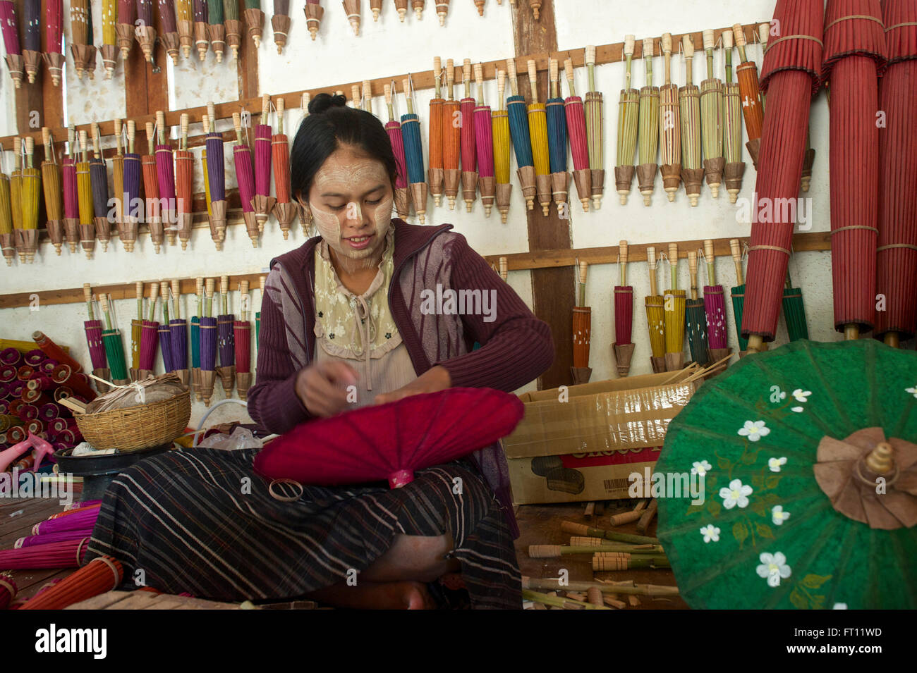Donna al lavoro su un ombrello artigianale, Pindaya, Stato Shan, MYANMAR Birmania Foto Stock