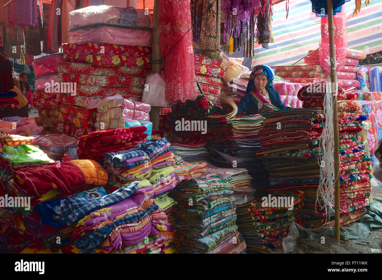 Fornitore con coperte e materassi, monastero festival e mercati nel Mongpai a sud del Lago Inle, Stato Shan, MYANMAR Birmania, Asia Foto Stock