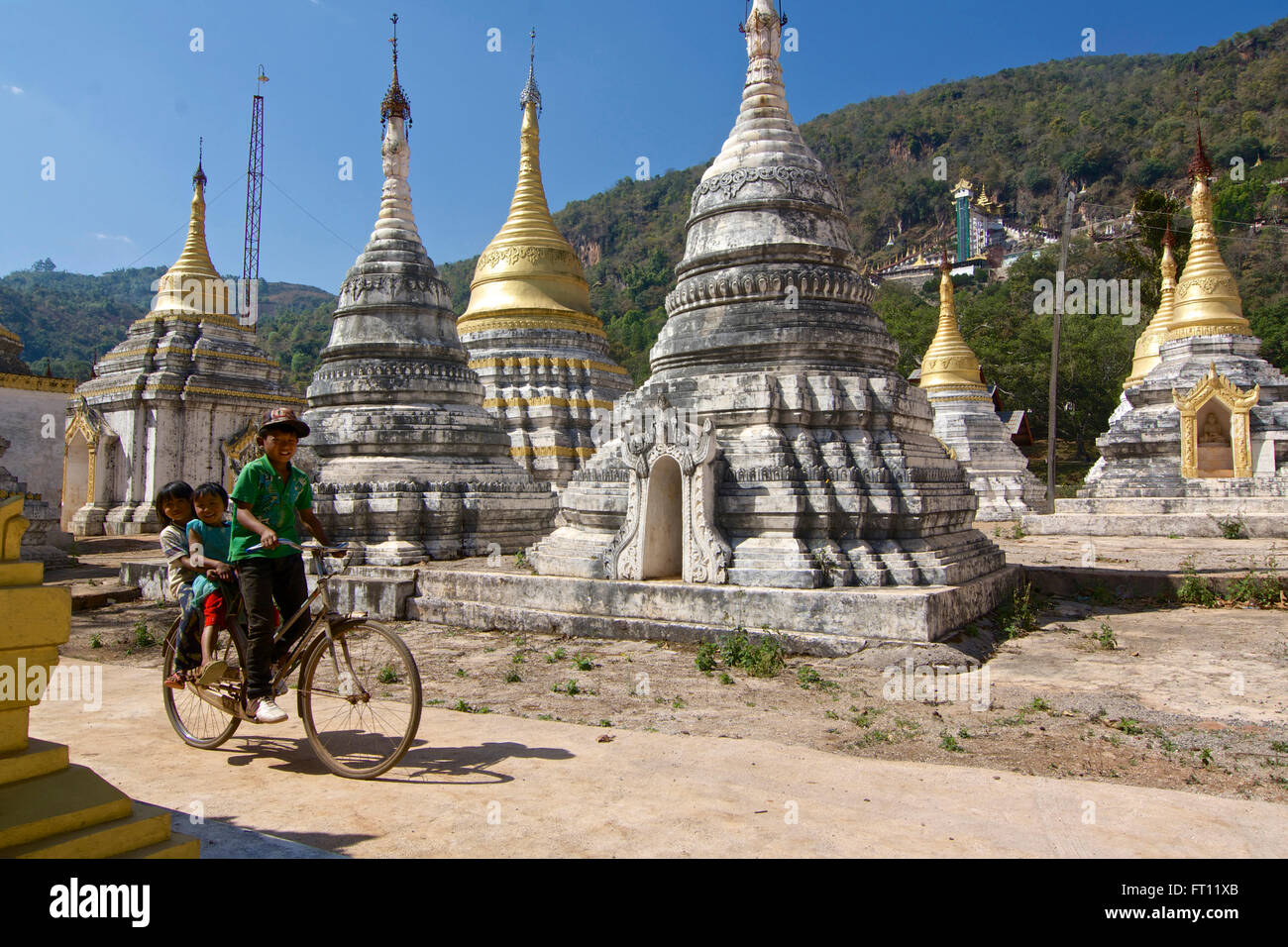 Tre bambini su una bicicletta in Pindaya, Stato Shan, MYANMAR Birmania Foto Stock