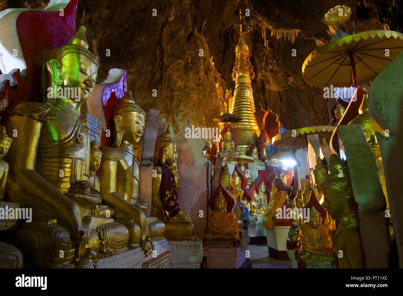 Buddha nelle grotte di Pindaya, Stato Shan, MYANMAR Birmania Foto Stock