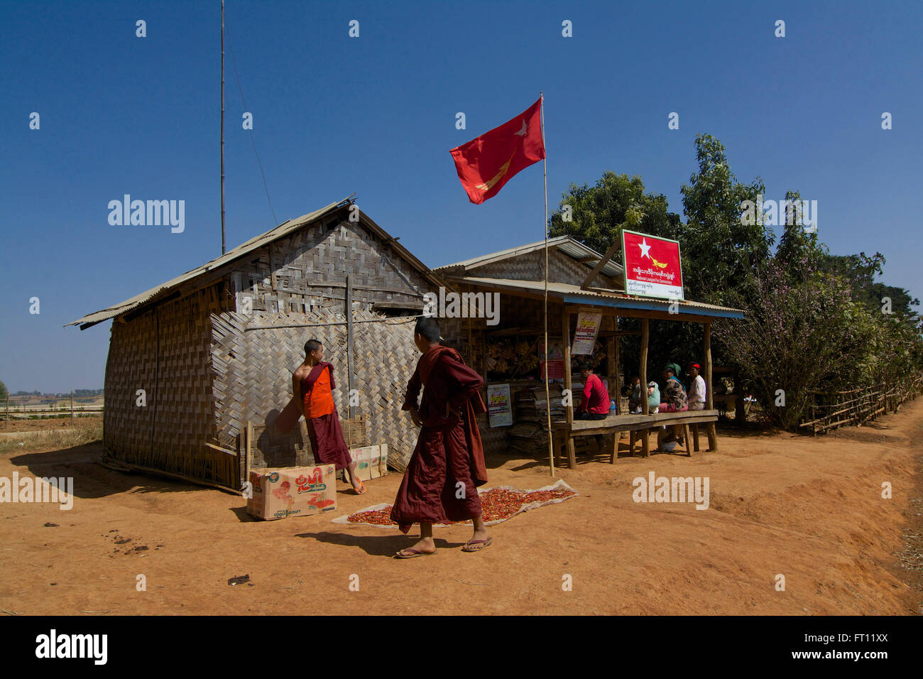 Trekking da Kalaw al Lago Inle, partito annuncio pubblicitario per la Lega nazionale per la democrazia su un piccolo negozio, stato Shan, MYANMAR Birmania Foto Stock