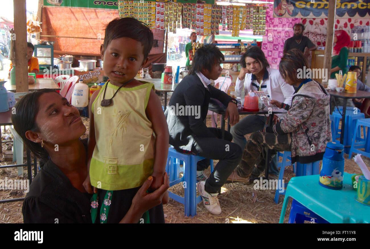 Pressione di stallo di cibo in un monastero festival e mercati nel Mongpai a sud del Lago Inle, Stato Shan, MYANMAR Birmania, Asia Foto Stock