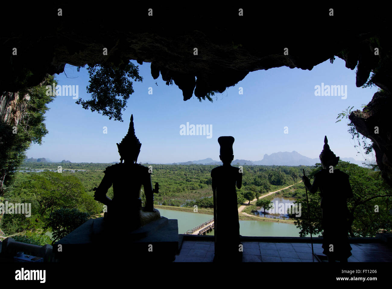 La vista di Bayin Nyi grotta nei pressi di Hpa-an, Karin Membro, MYANMAR Birmania, Asia Foto Stock