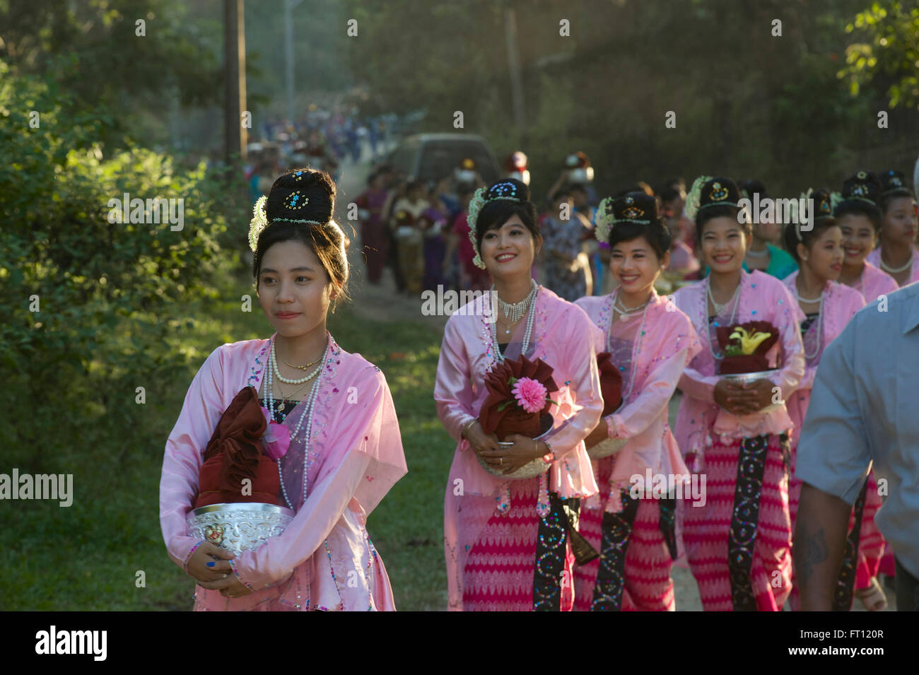 Le donne in una processione a piedi verso un tempio buddista, Mrauk U, Myohaung a nord di Sittwe, Akyab, Rakhaing Stato Arakan, MYANMAR Birmania Foto Stock