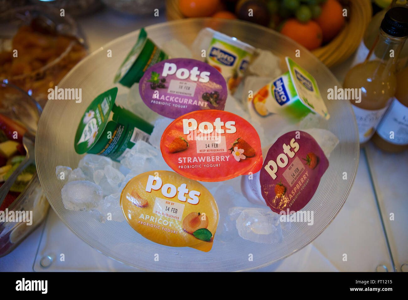Un Bed and Breakfast establishmnet e la sua colazione a buffet del display con yogurt freschi e frutta. Foto Stock