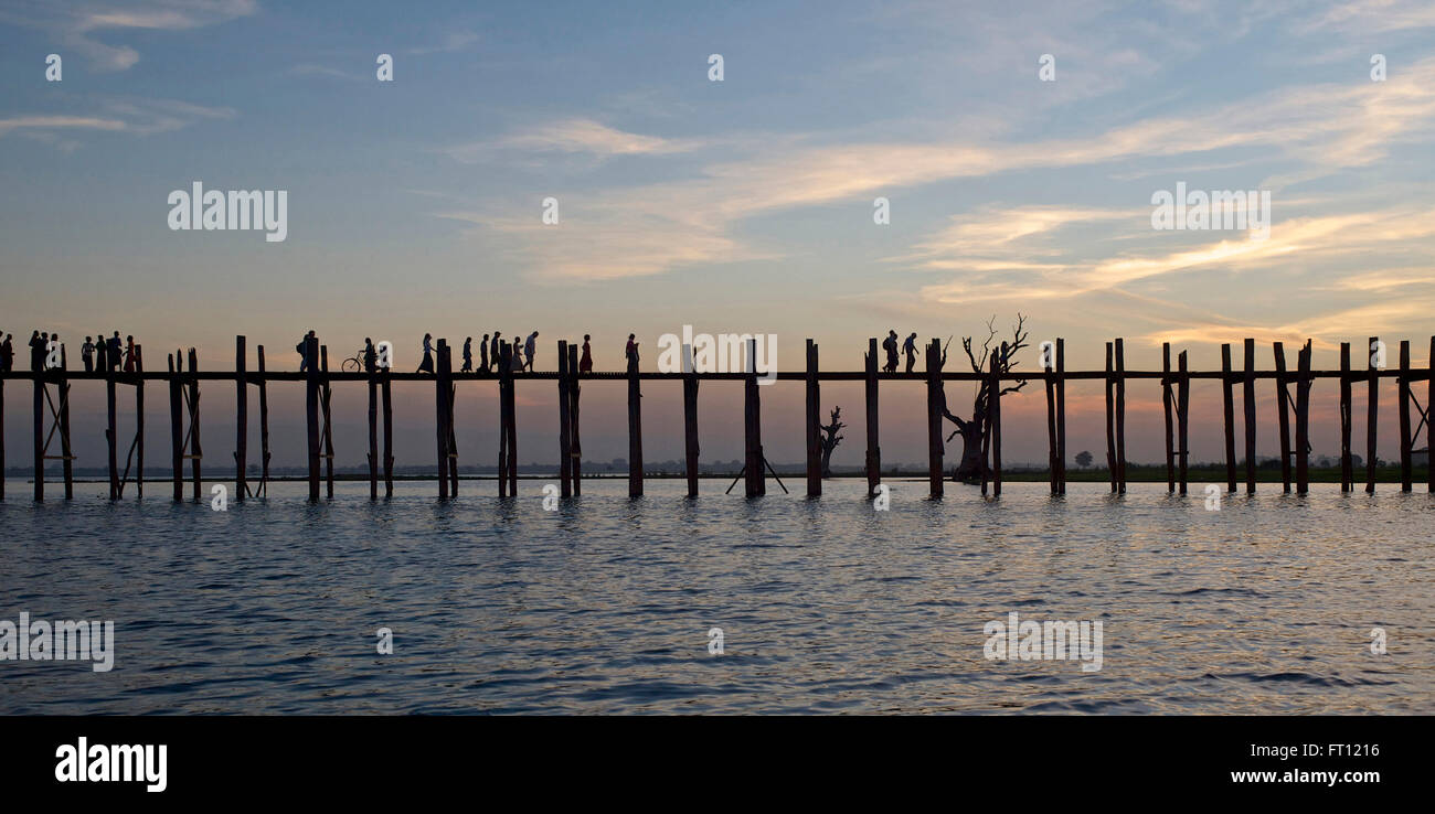 U Bein bridge, 1, lunga 2 km ponte di legno, Amarapura vicino a Mandalay, MYANMAR Birmania Foto Stock