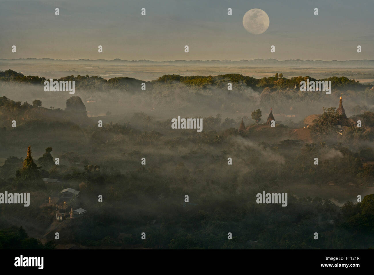 Luna piena in Birmania, vista collina sopra nella nebbia di mattina a Mrauk U, Myohaung a nord di Sittwe, Akyab, Rakhaing Stato Arakan, MYANMAR Birmania Foto Stock