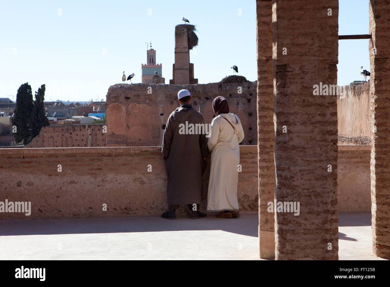 Giovane marocchino guardando le cicogne a Badi Palace, Saadit graves, Marrakech, Marocco Foto Stock