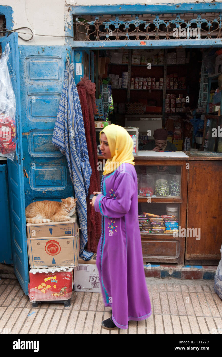 Ragazza marocchina nella parte anteriore del negozio, Essaouira, Marocco Foto Stock