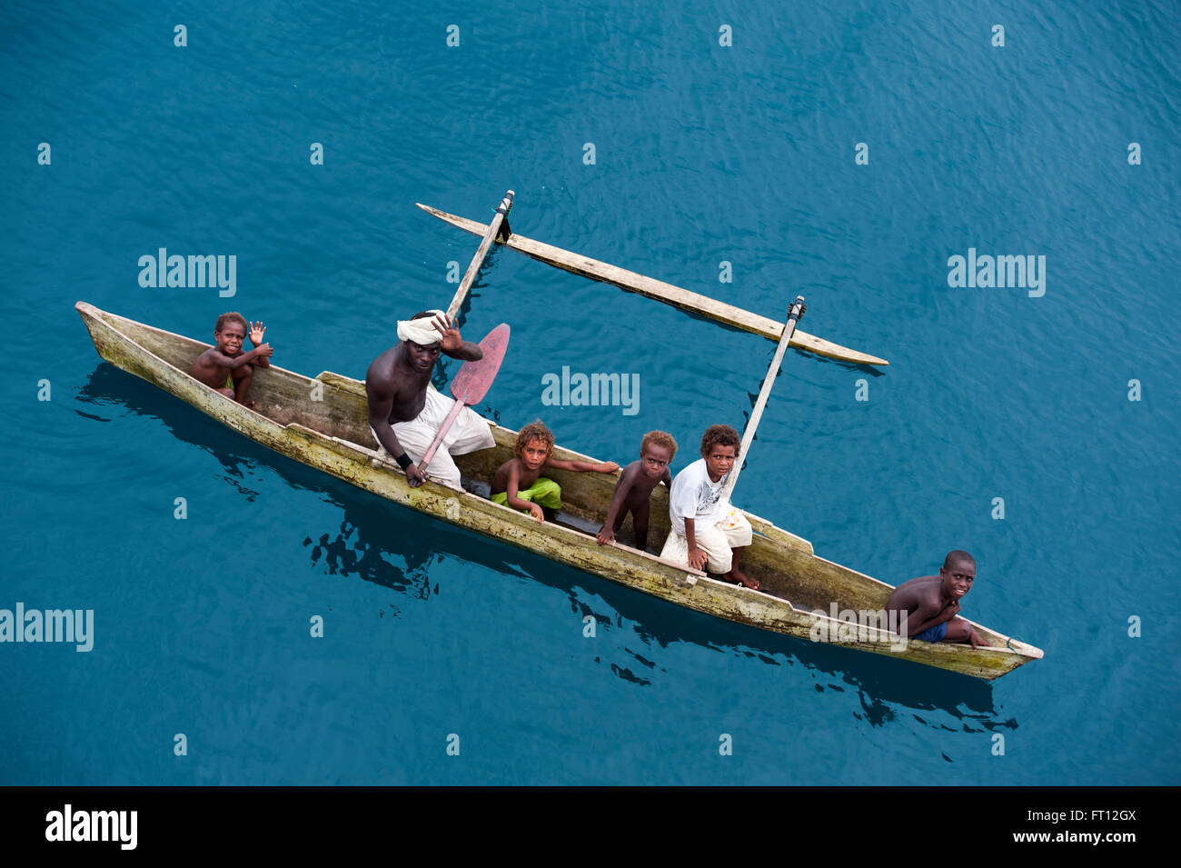 Isolani in una canoa outrigger, Lorengau, Manu Provincia, Papua Nuova Guinea, Sud Pacifico Foto Stock