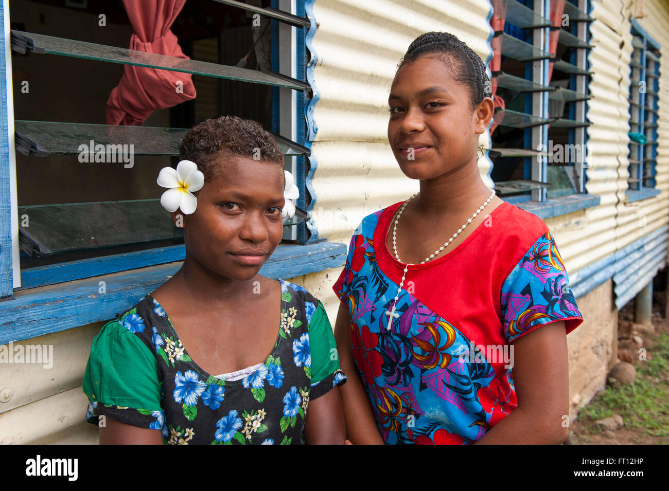 Ritratto di due ragazze del villaggio, Somosomo, Taveuni, Figi e Sud Pacifico Foto Stock