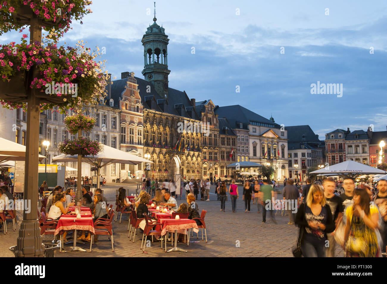 Vivace Grand Place square al crepuscolo, Guild Hall di Mons, Hennegau, Wallonie, Belgio, Europa Foto Stock