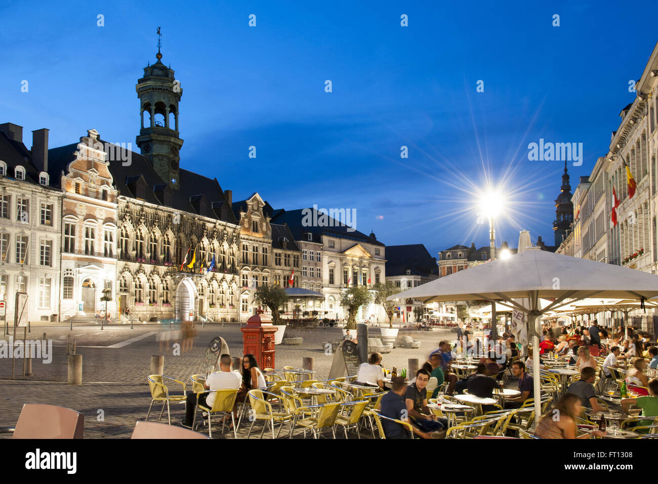 Grand Place square al crepuscolo, Guild Hall di Mons, Hennegau, Wallonie, Belgio, Europa Foto Stock
