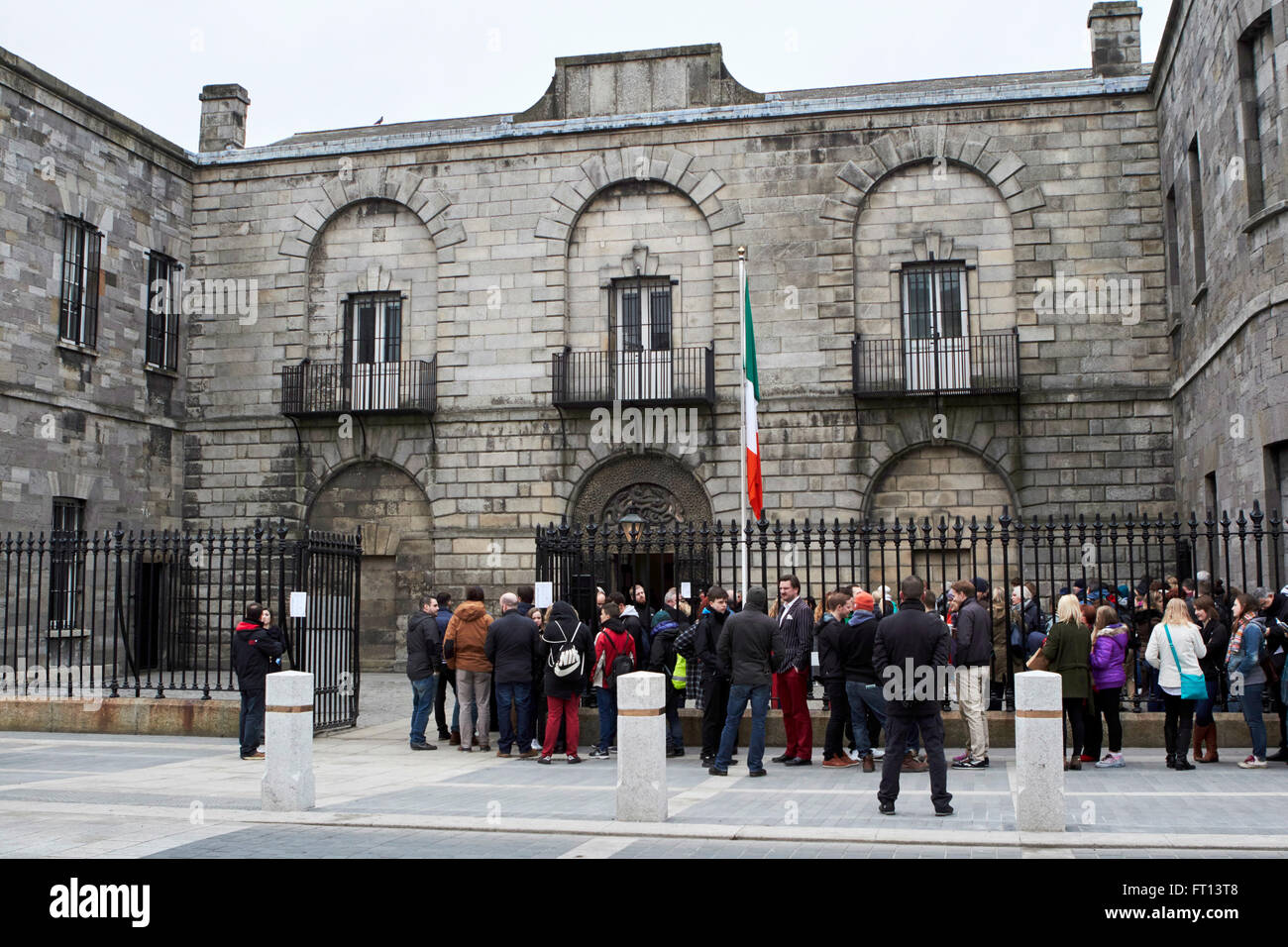 Coda di turisti al di fuori dell'entrata al Kilmainham Gaol Dublino Irlanda Foto Stock