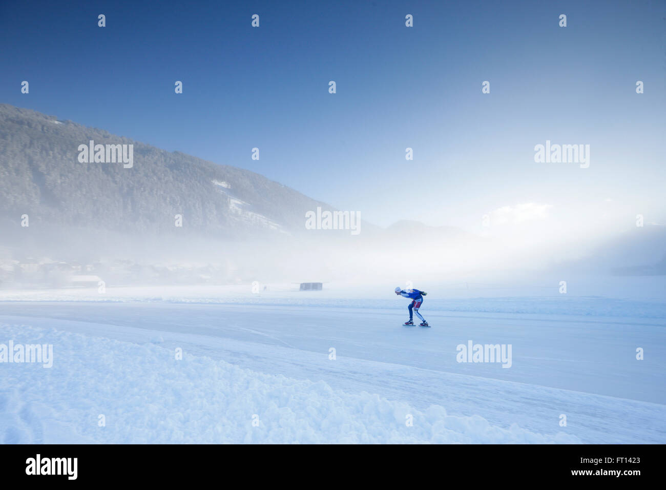 Ice speed skater sul lago Weissensee, alternativa undici città tour, Weissensee, Carinzia, Austria Foto Stock