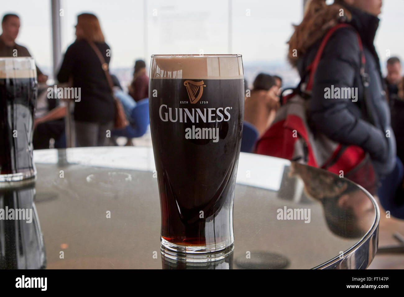 La pinta di Guinness al gravity bar GUINNESS STOREHOUSE Dublino Irlanda Foto Stock