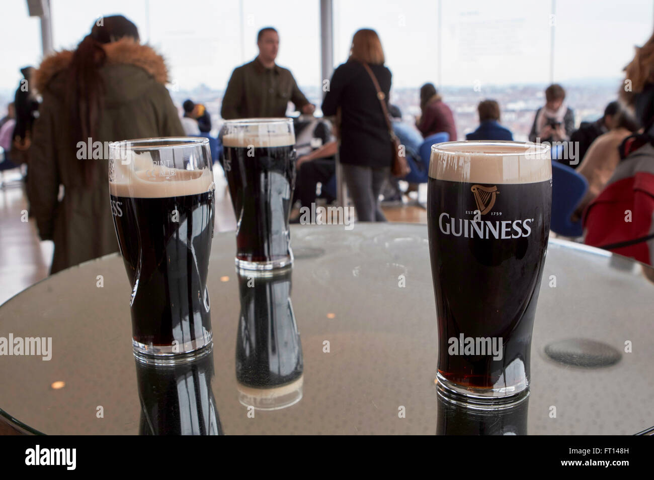 Pinte di Guinness al gravity bar GUINNESS STOREHOUSE Dublino Irlanda Foto Stock
