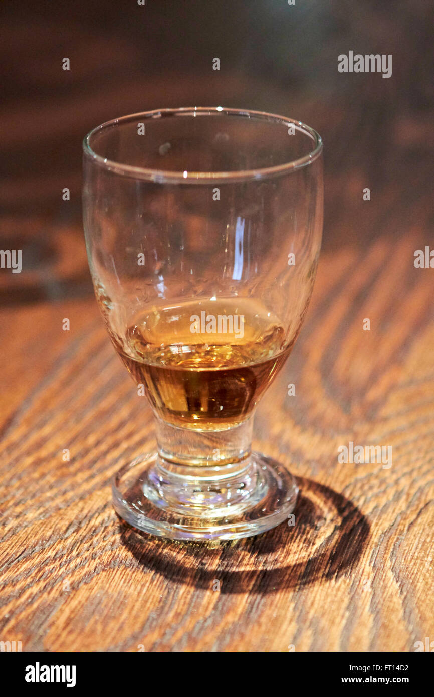 Colpo di jameson whisky sul Jameson vecchia distilleria di whisky experience Dublino Irlanda Foto Stock