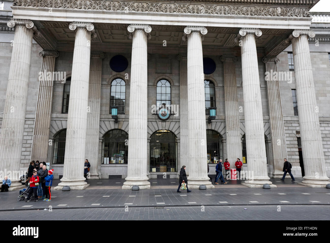 La facciata anteriore del generale post office sito oggetto Criteri di gruppo del 1916 Pasqua ribellione Dublino Irlanda Foto Stock