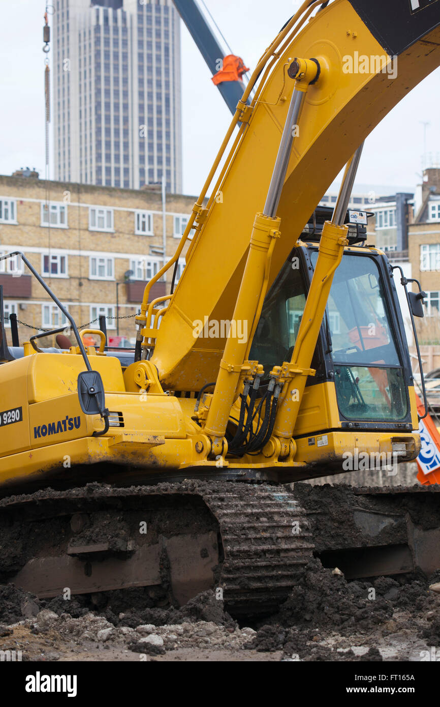 Un cercatore di grandi dimensioni o di movimento terra maschine con secchio grande su un edificio sito nel centro di Londra, Regno Unito. Foto Stock