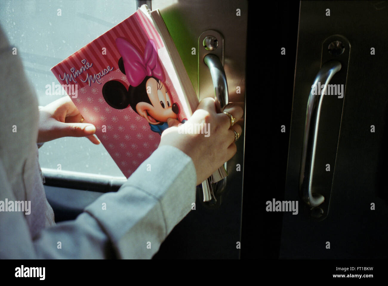 Ragazze nella metropolitana del Cairo che tiene libro di esercizi con una foto di Minnie mouse, Cairo Egitto Foto Stock
