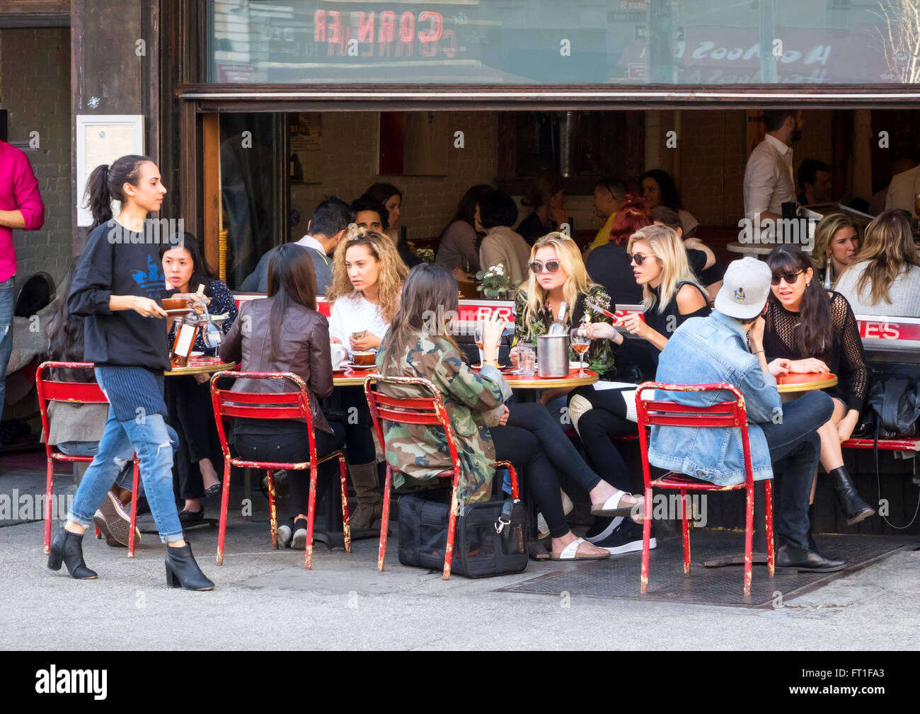 Cene alfresco presso un bar ristorante nel quartiere di Soho a New York City Foto Stock