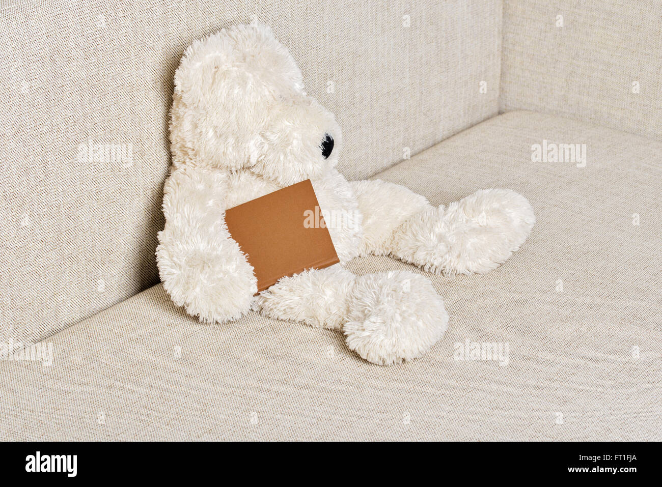 Orsacchiotto è seduta sul divano Foto Stock