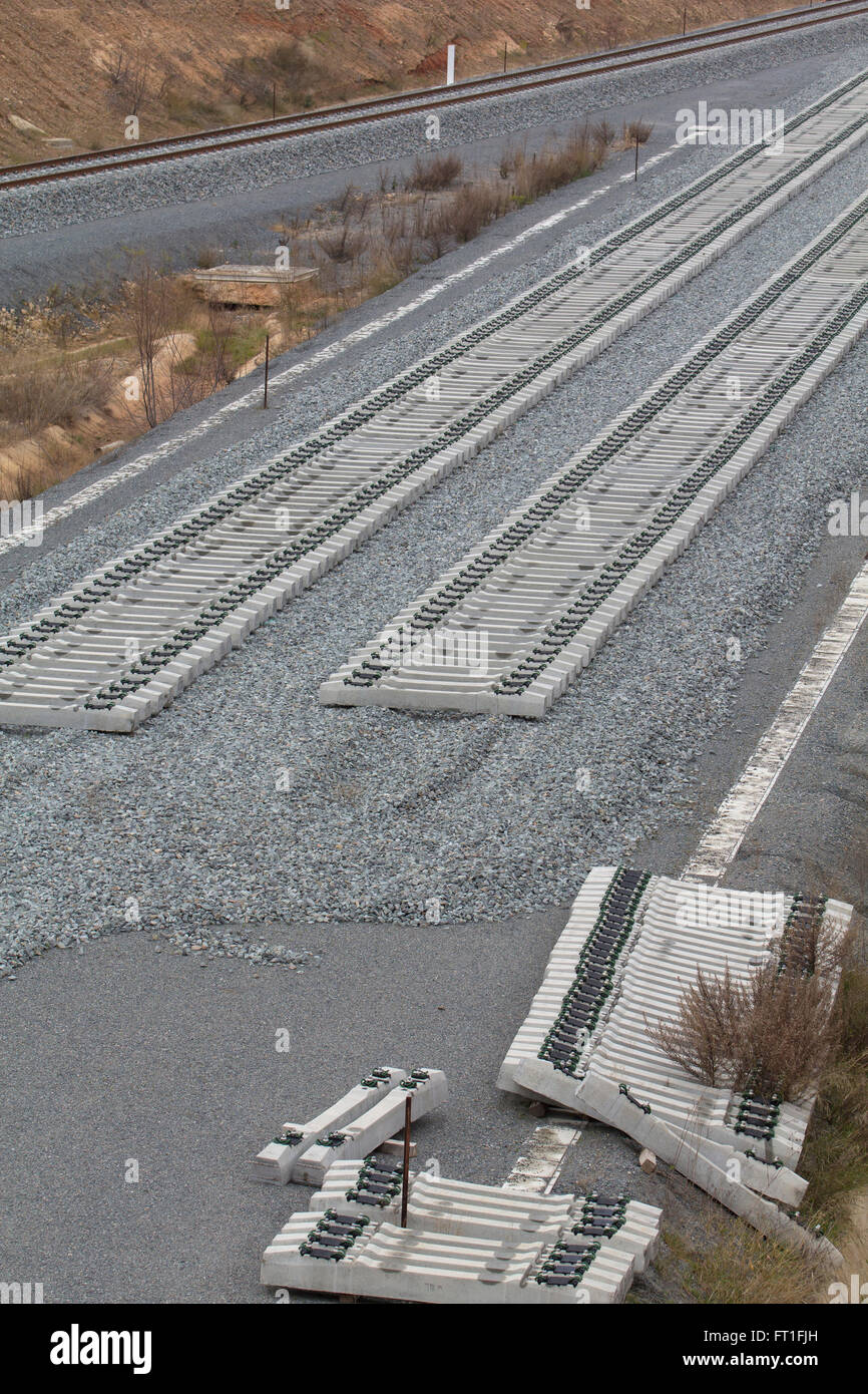 Stazione ferroviaria sulla costruzione, ghiaia e traversine ferroviarie Foto Stock