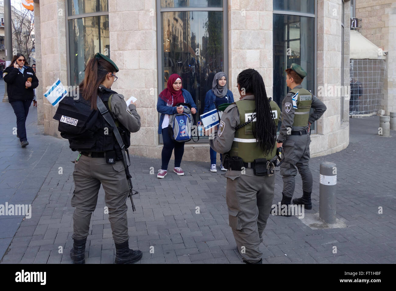 Frontiera israeliana in curva poliziotta giovani palestinesi le ragazze in strada per l'interrogazione in Gerusalemme ovest Israele Foto Stock