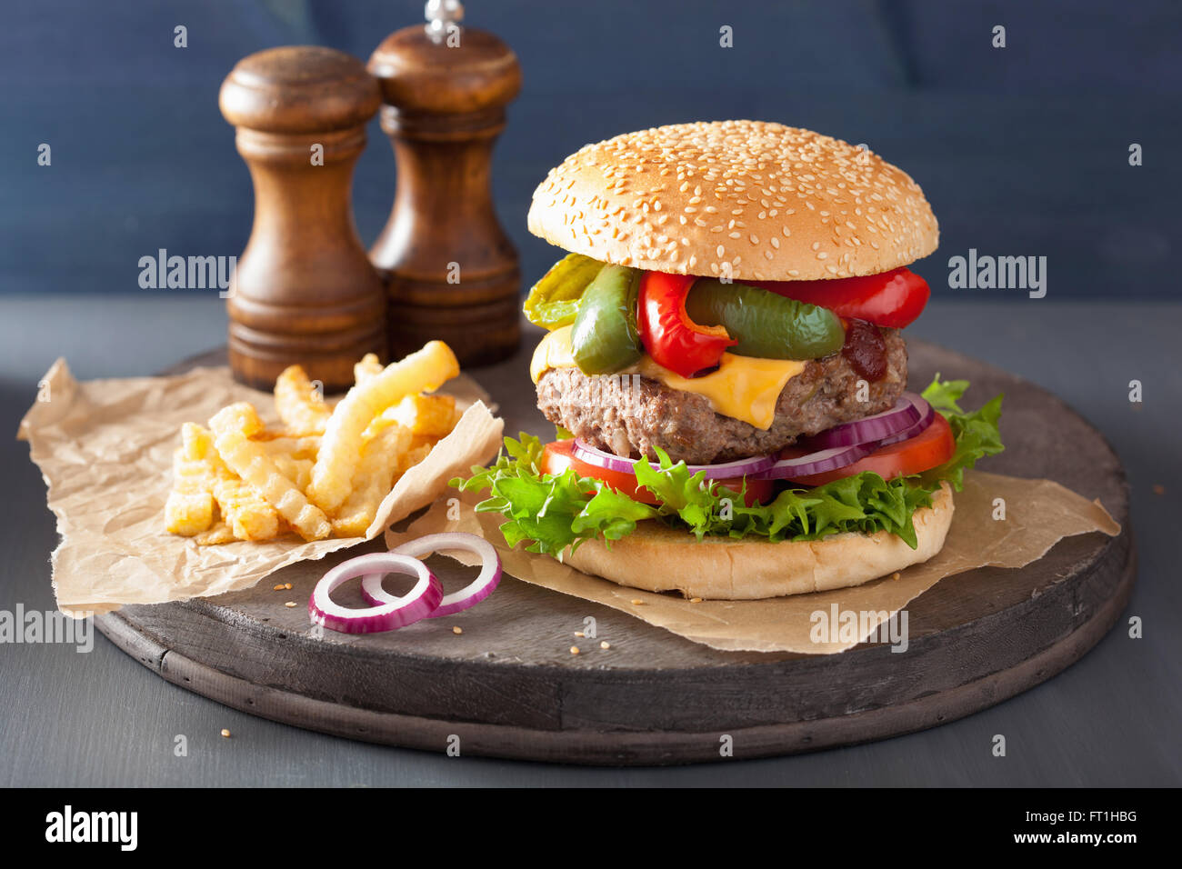 Formaggio di casa burger con peperoni cipolla pomodoro Foto Stock