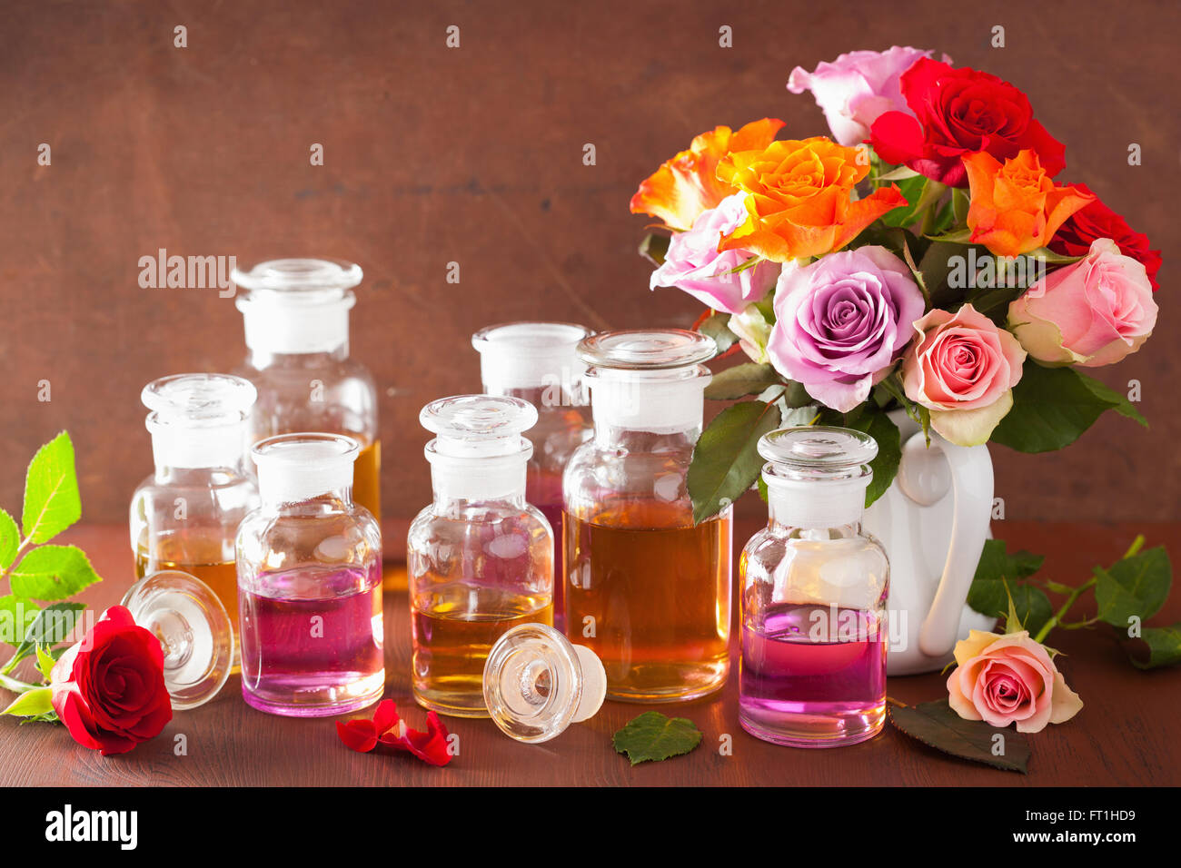 Olio essenziale e rose fiori aromaterapia spa profumeria Foto Stock