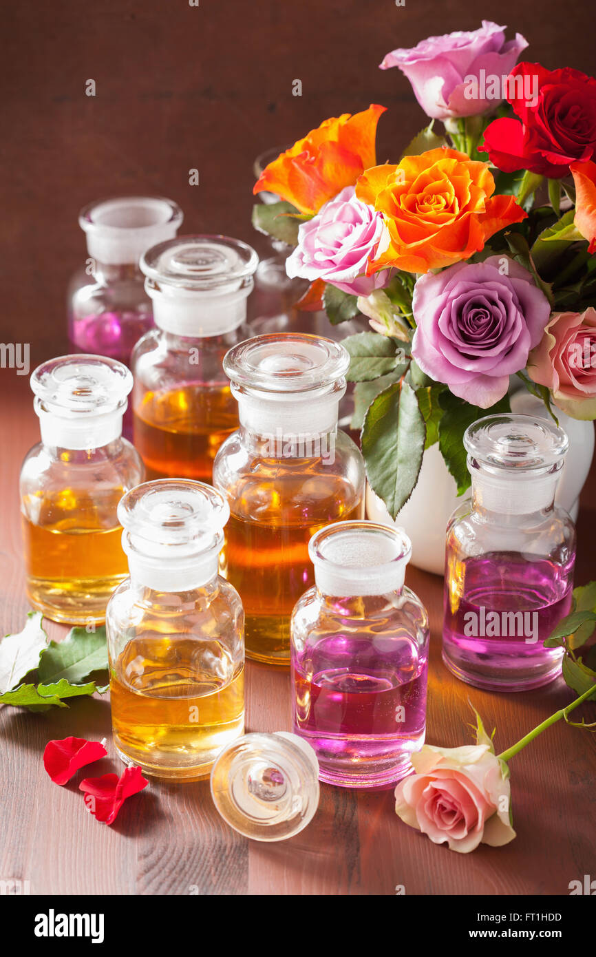 Olio essenziale e rose fiori aromaterapia spa profumeria Foto Stock