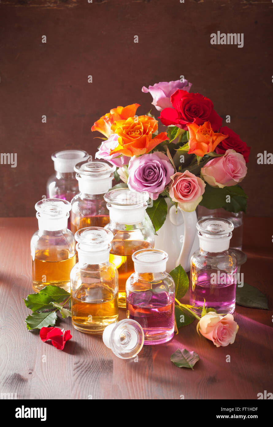 Olio essenziale e rose fiori aromaterapia spa profumeria Foto Stock