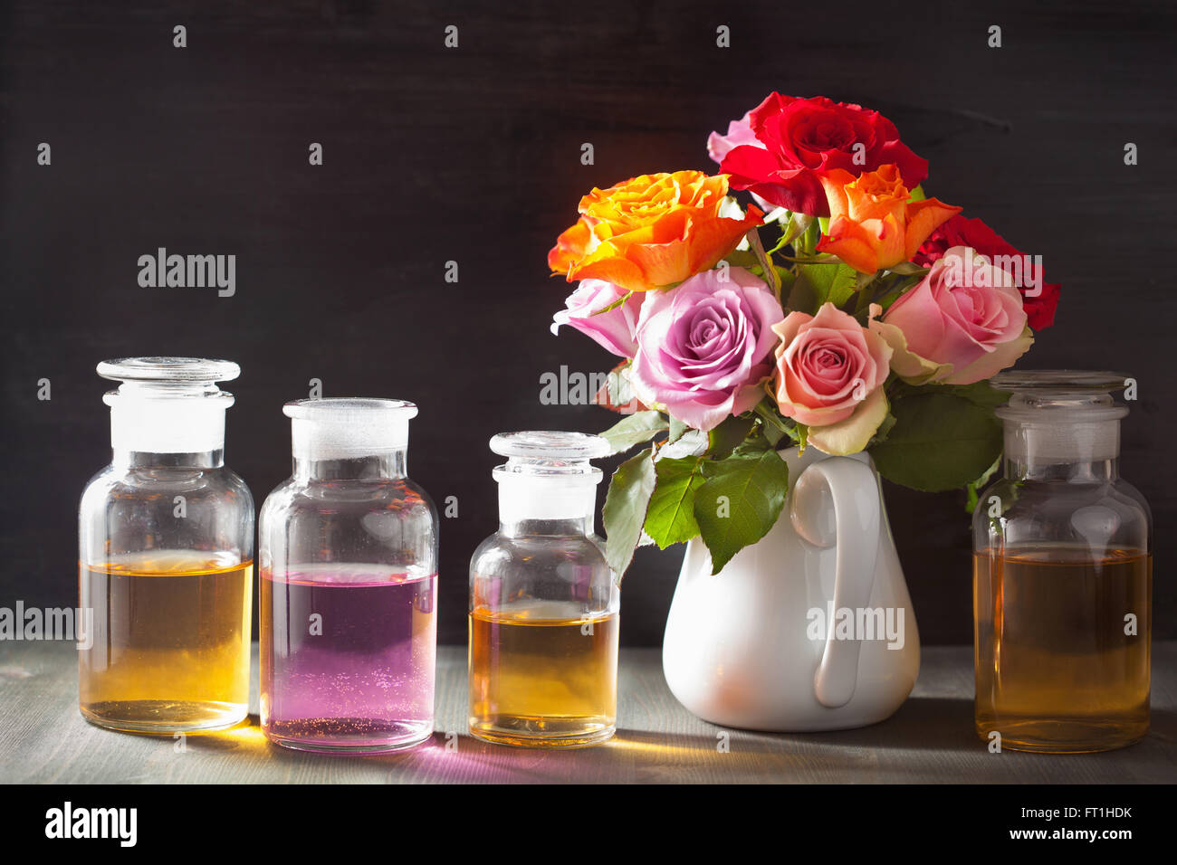 Olio essenziale e rose fiori aromaterapia spa profumeria Foto Stock