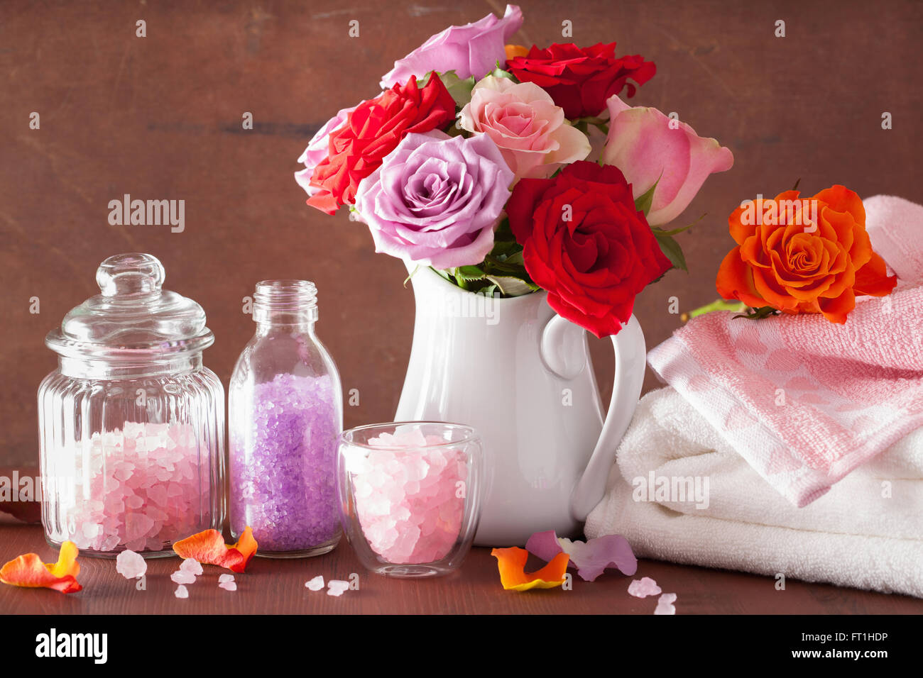 Aromaterapia spa con rose fiori olio essenziale sale Foto Stock
