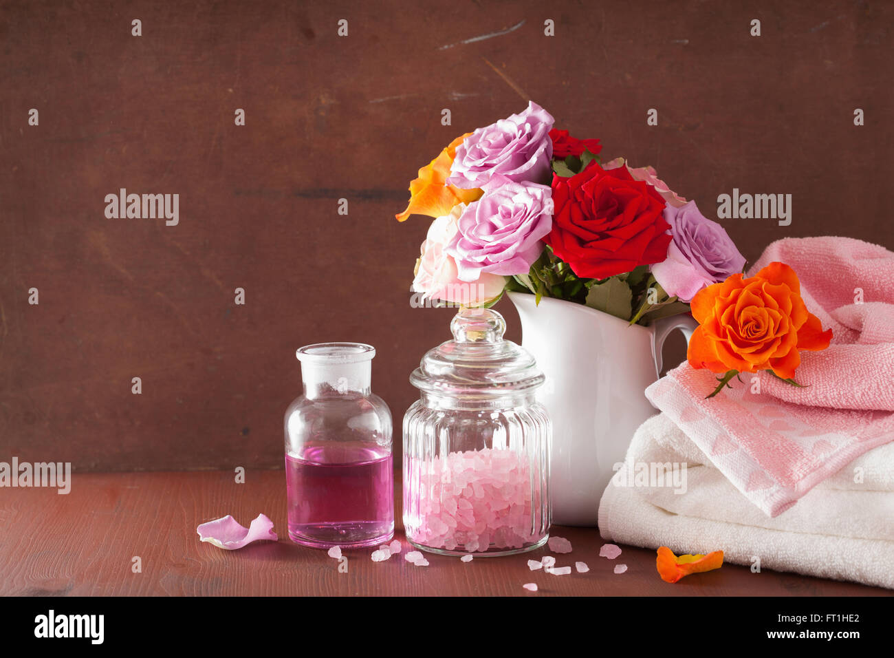 Aromaterapia spa con rose fiori olio essenziale sale Foto Stock