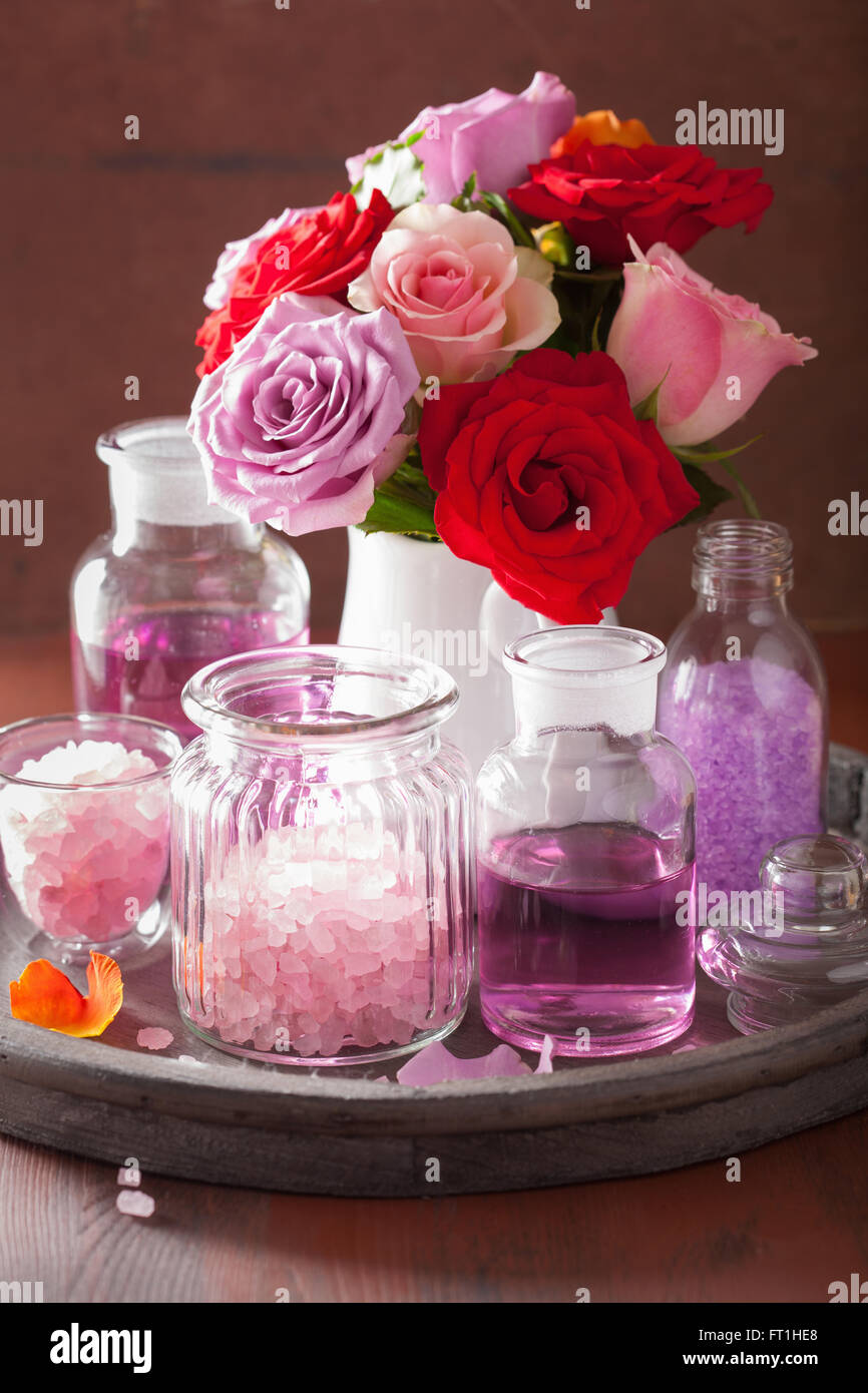 Aromaterapia spa con rose fiori olio essenziale sale Foto Stock