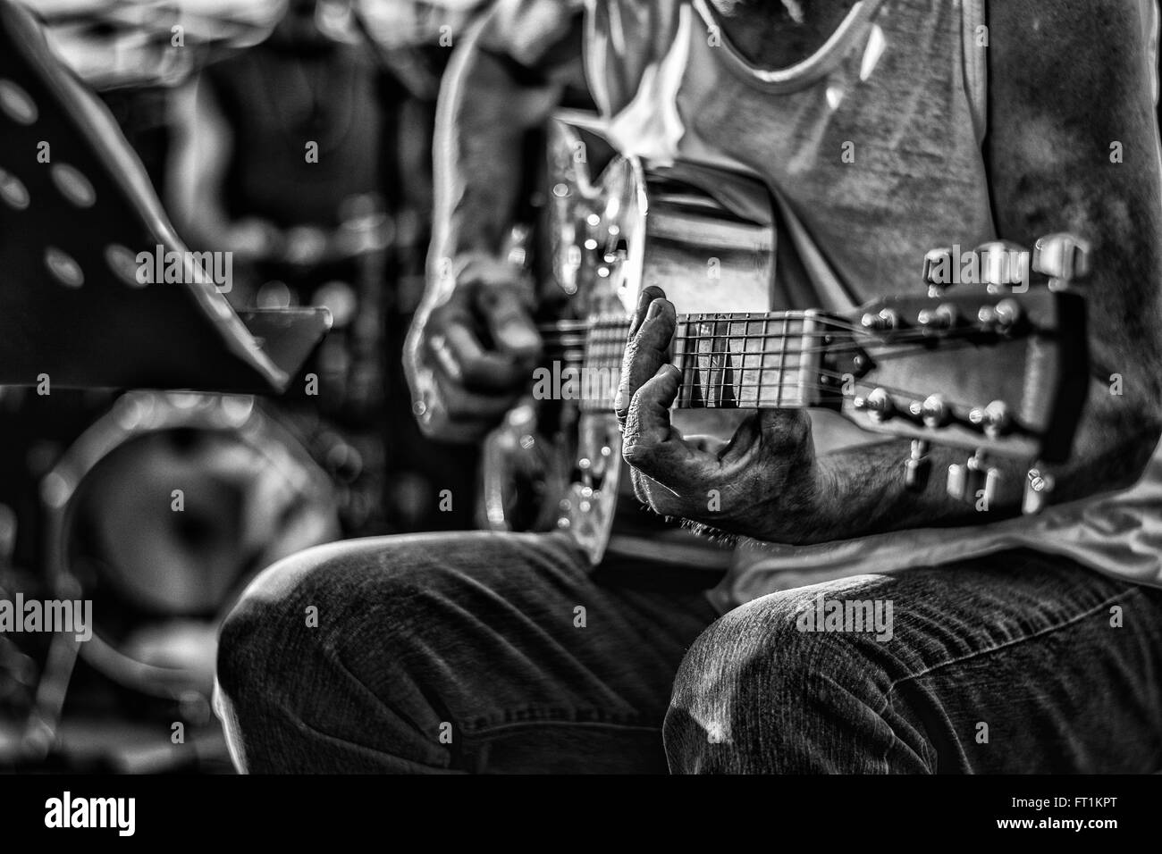 Il chitarrista-ONU MAN BLUES ACCAREZZA LA SUA CHITARRA Foto Stock