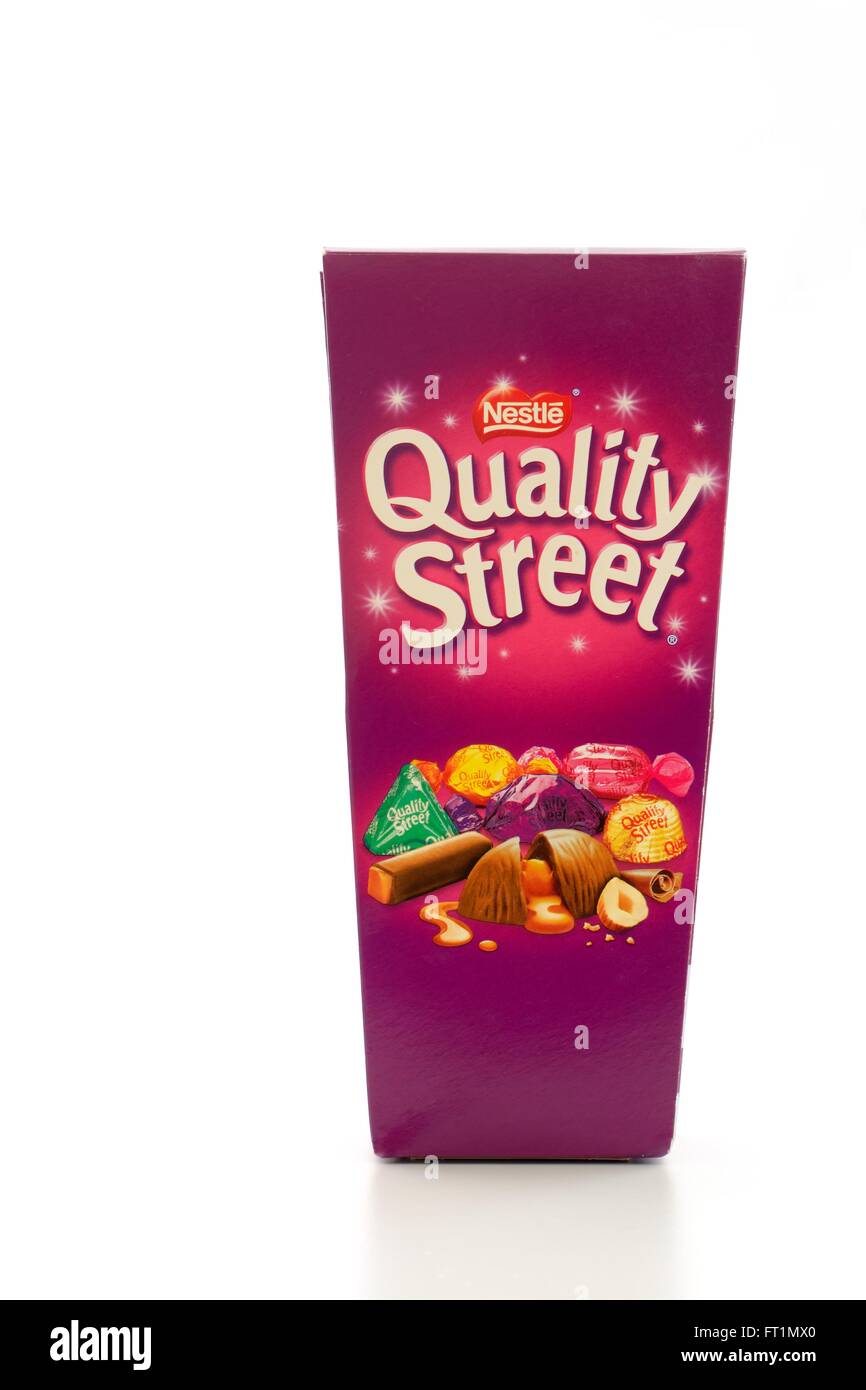 Scatola di Nestlé Quality Street cioccolatini su uno sfondo bianco. Foto Stock