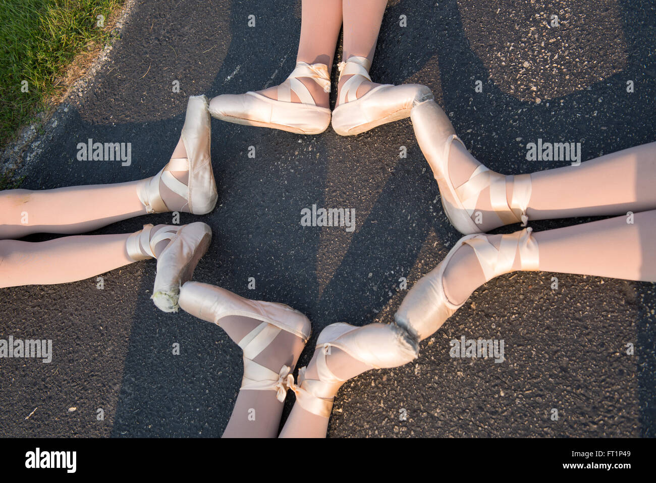 Un cerchio di piedi di balletto in Pointe shoes Foto Stock