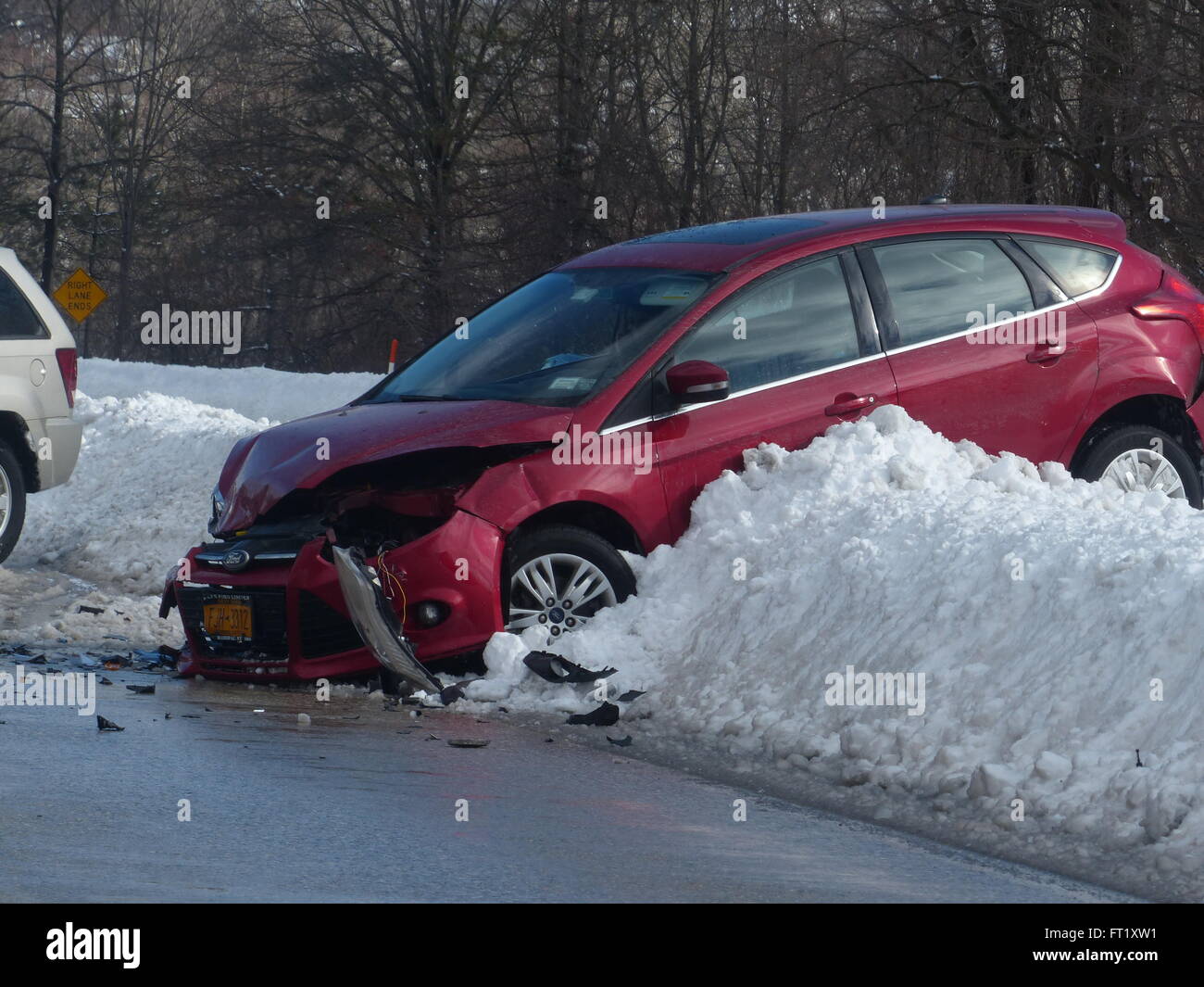 Incidente di auto su strada bagnata Foto Stock