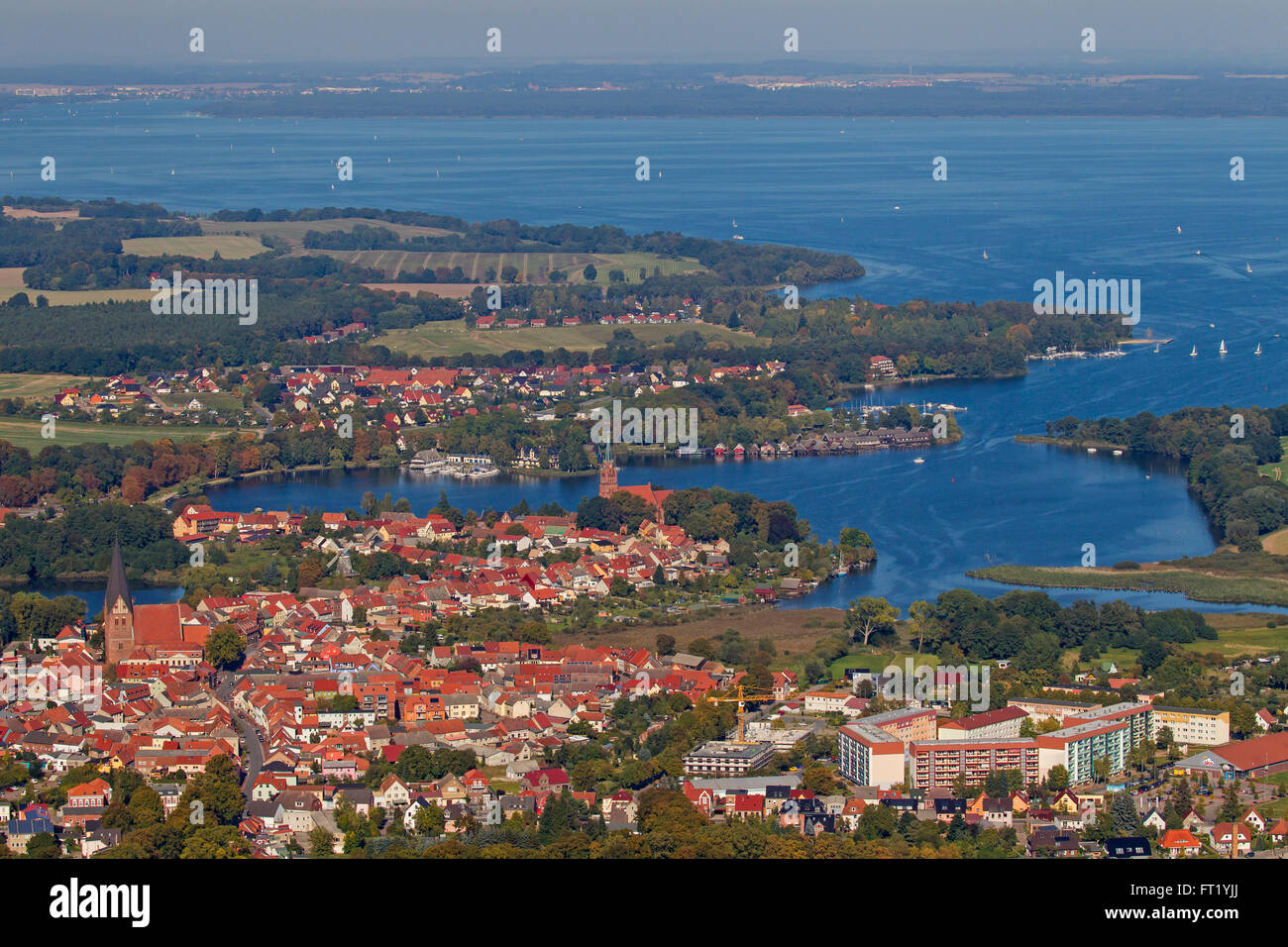 Veduta aerea della città Röbel / Roebel sulla sponda occidentale del lago di Müritz, Meclemburgo-Pomerania, Germania Foto Stock