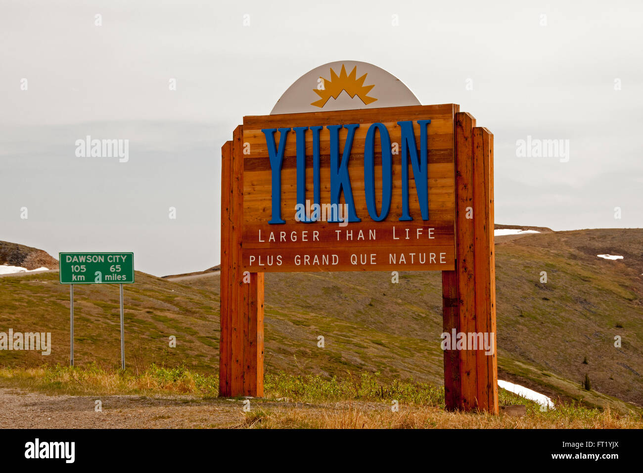 Questo segno di benvenuto di Yukon Territory, il Canada è inviato al Canadian emigrazione stazione sul 'Top del mondo autostrada". Foto Stock