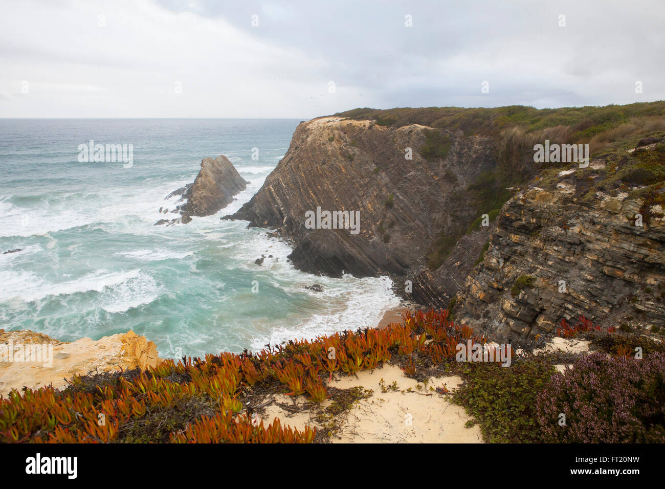 Immagine della wild Oceano Atlantico costa in Portogallo. Foto Stock