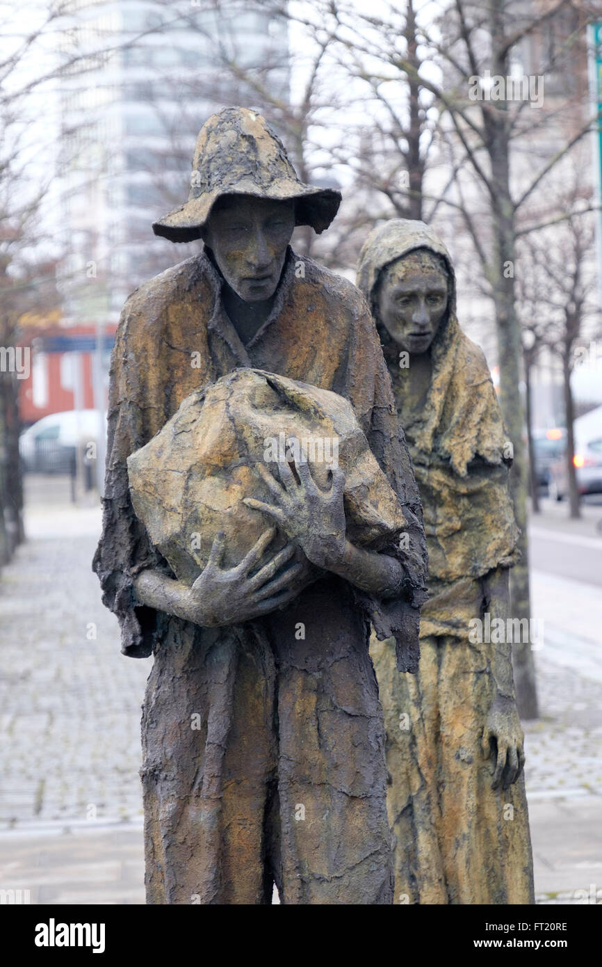 La carestia Memorial dall artista Rowan Gillespie a Dublino Repubblica di Irlanda, Europa Foto Stock