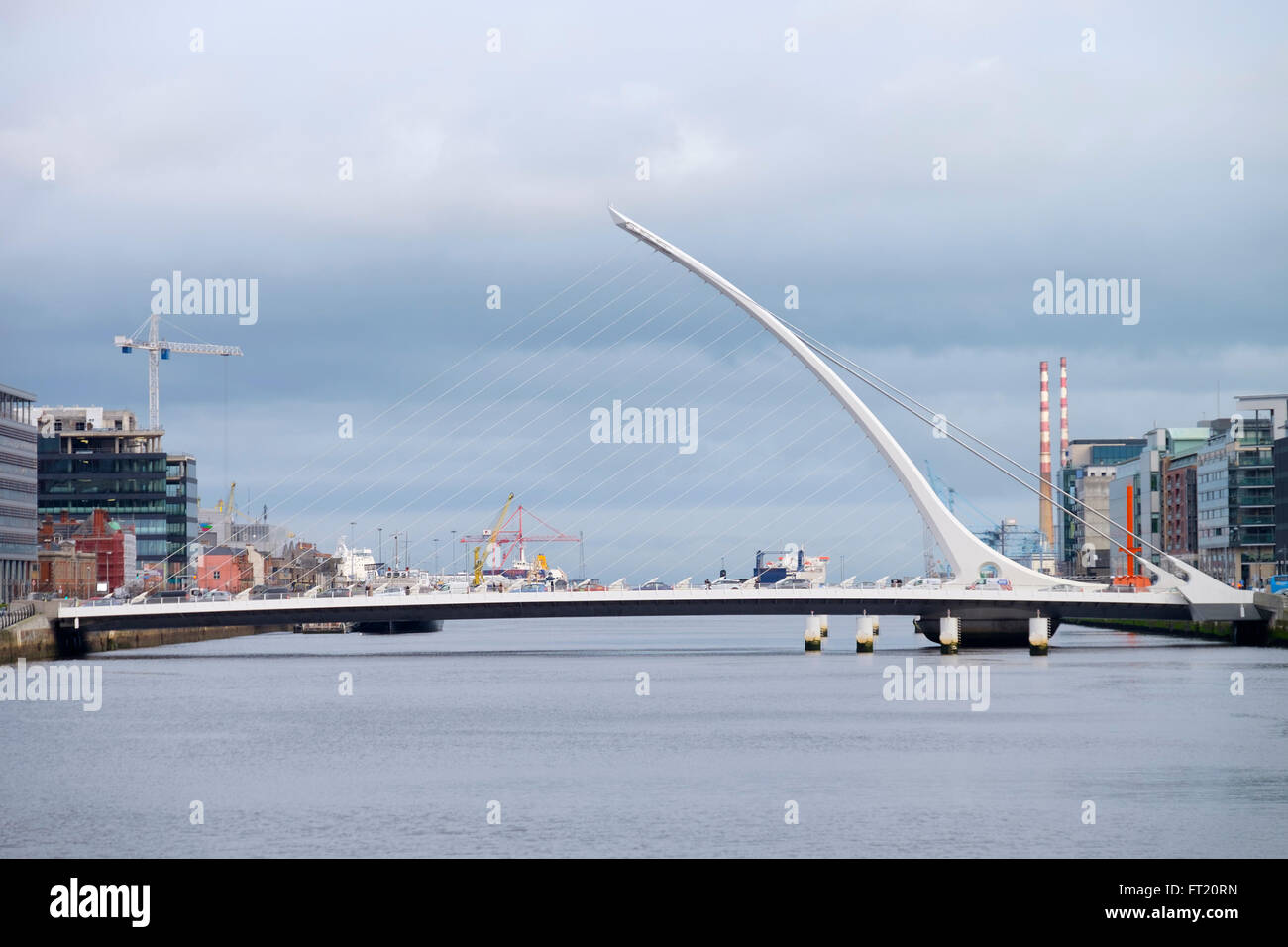 Samuel Beckett Bridge dall'architetto Santiago Calatrava oltre il fiume Liffey a Dublino Repubblica di Irlanda, Europa Foto Stock