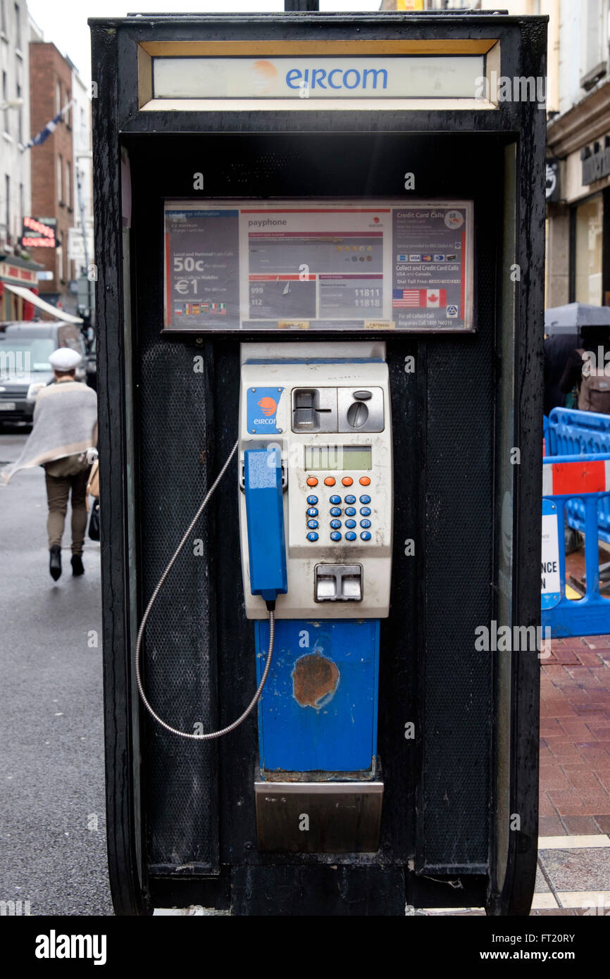 Eircom pubblico a pagamento telefono su una strada a Dublino Repubblica di Irlanda, Europa Foto Stock