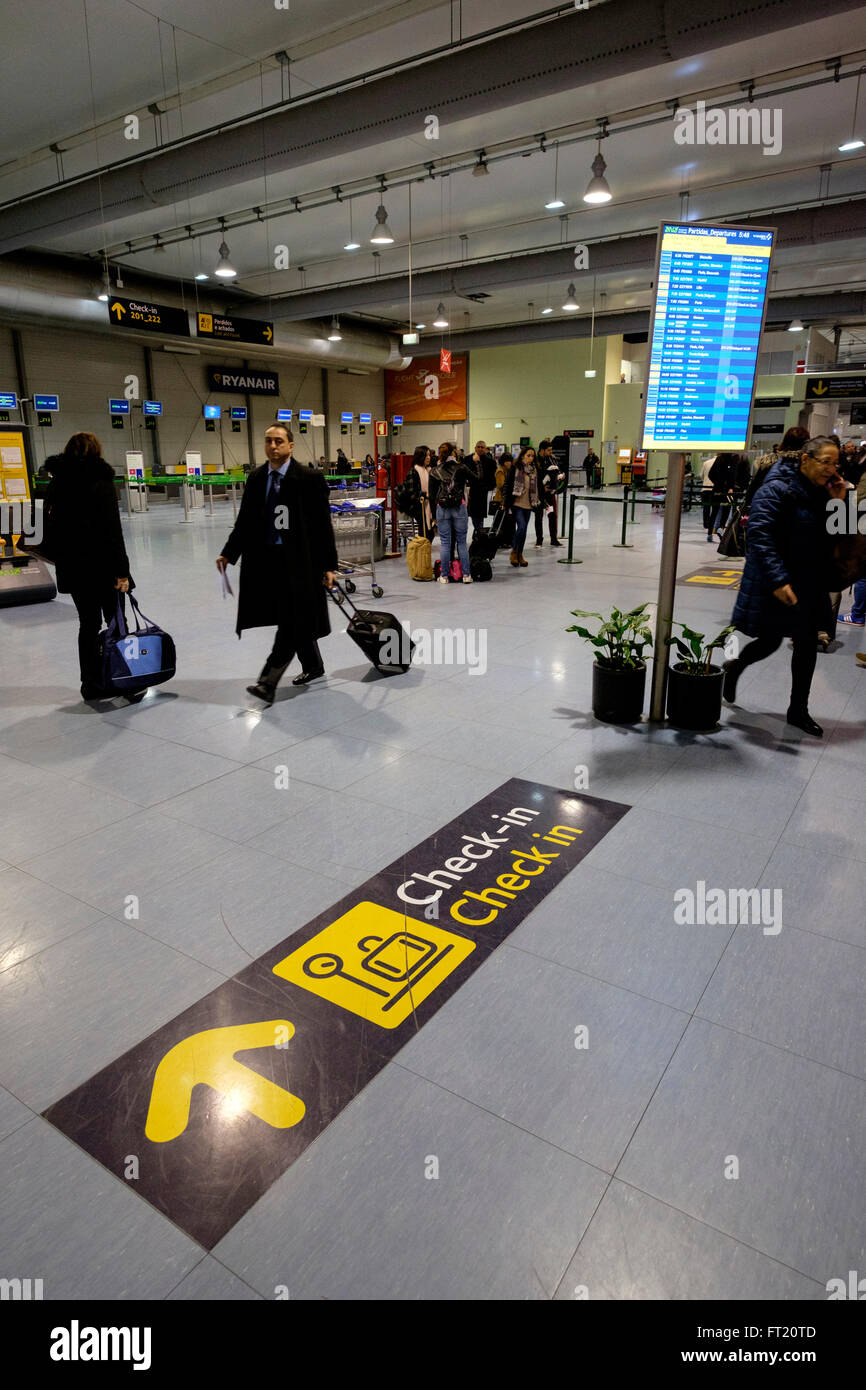 Il terminale 2 del Humberto Delgado dall'aeroporto di Portela di Lisbona, Portogallo, Europa Foto Stock