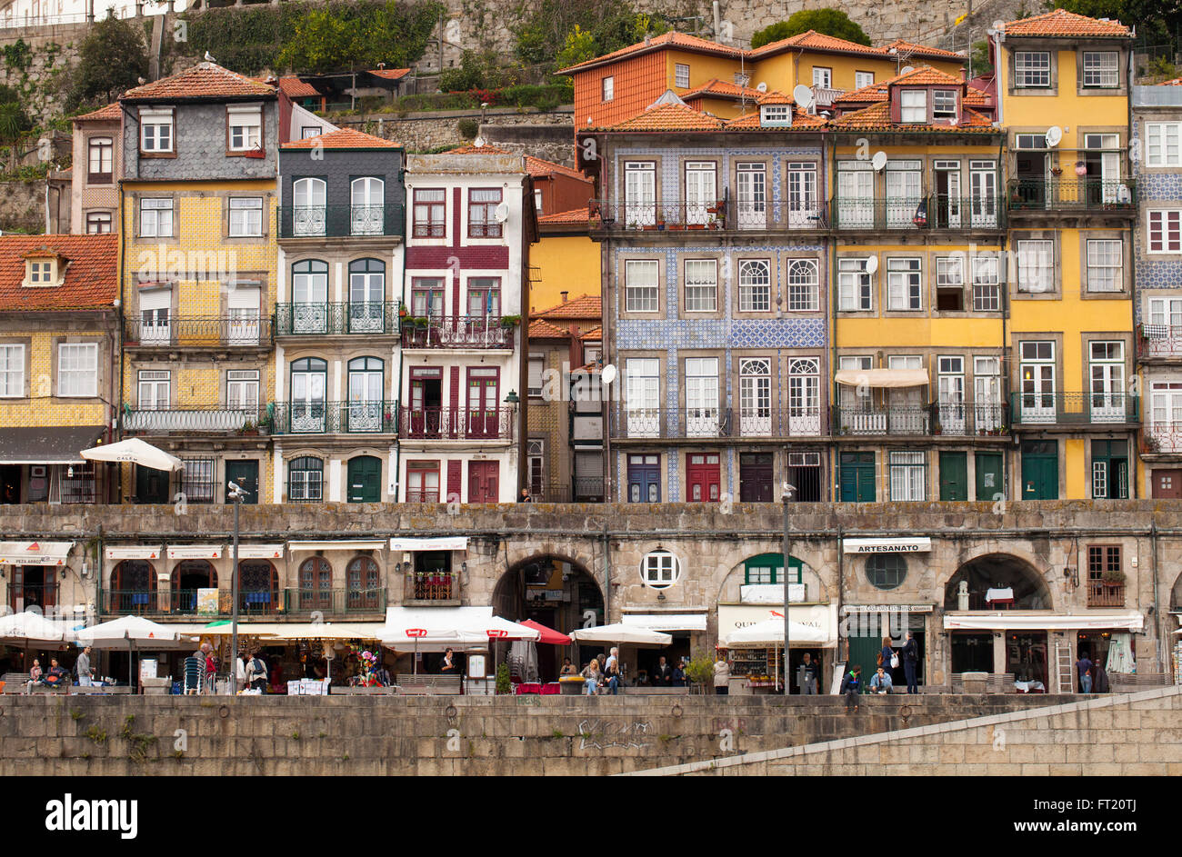 Vecchie case colorate di Ribeira Square, situato nel centro storico di Porto in Portogallo lungo il fiume Douro. Foto Stock