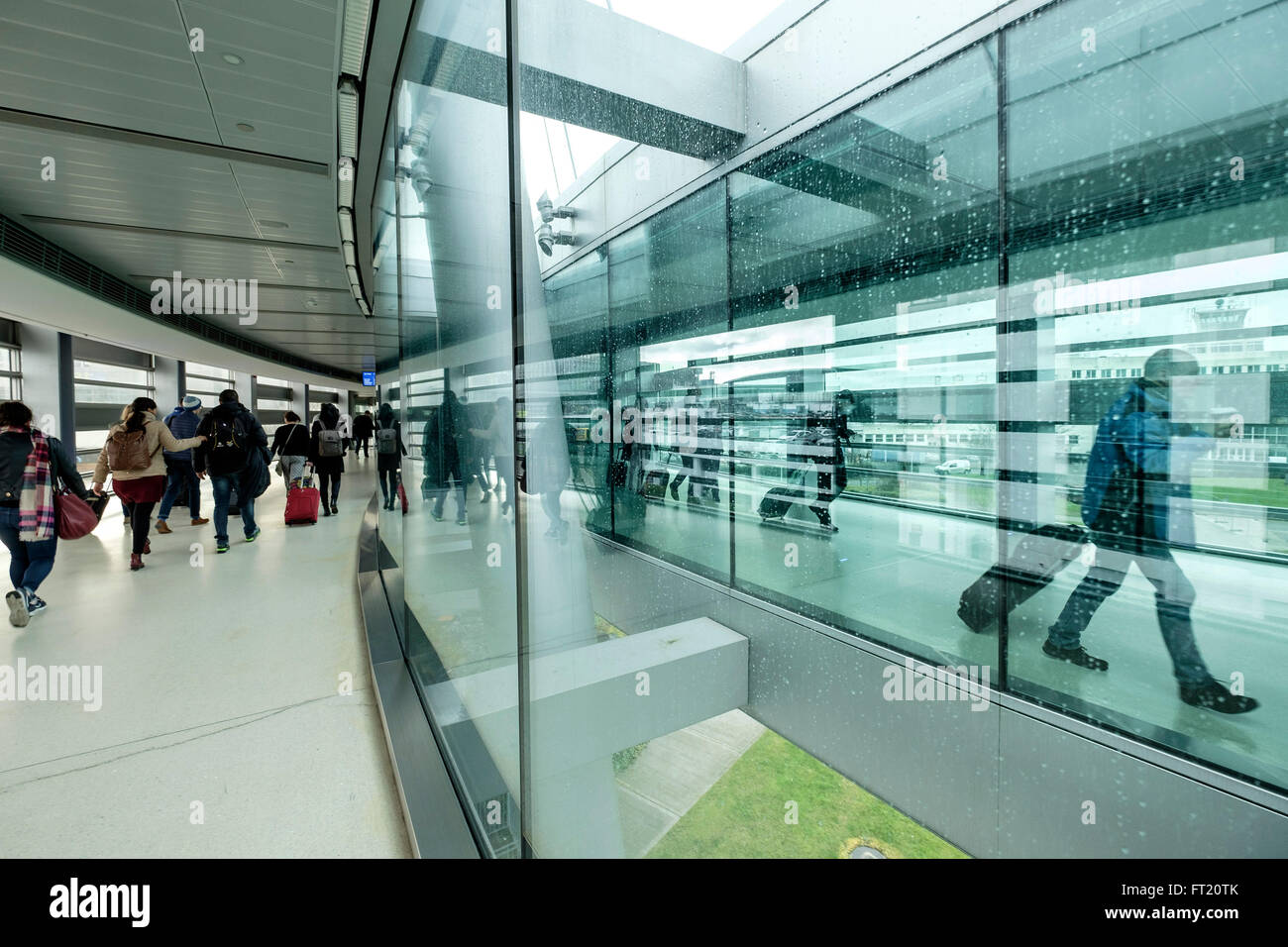 I passeggeri all'aeroporto di Dublino, Repubblica di Irlanda, Europa Foto Stock